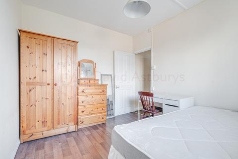 3 bedroom flat to rent, Mantus Close, Whitechapel, London