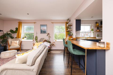 2 bedroom maisonette for sale