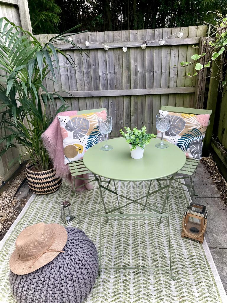 5.outside courtyard