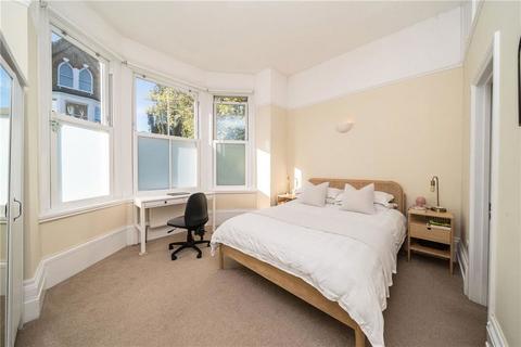 2 bedroom flat for sale, Cavendish Road, London SW12