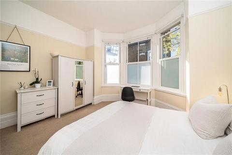 2 bedroom flat for sale, Cavendish Road, London SW12