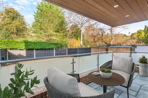 2 bedroom apartment to rent, The Street, Albury