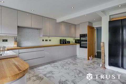 4 bedroom detached house for sale, Little Green Lane, Heckmondwike, WF16