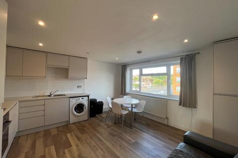 3 bedroom apartment to rent, Beverley Way, London SW20