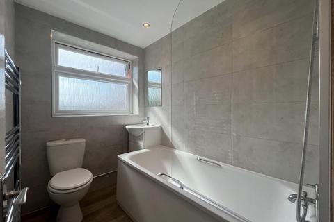 3 bedroom apartment to rent, Beverley Way, London SW20
