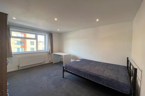 3 bedroom apartment to rent, Beverley Way, London SW20