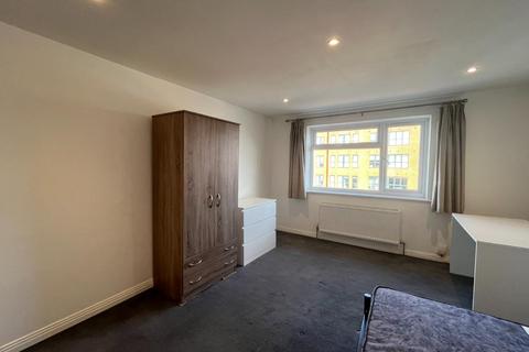 3 bedroom apartment to rent, Beverley Way, London SW20