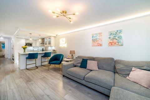 2 bedroom flat for sale, Uxbridge Road, London W7