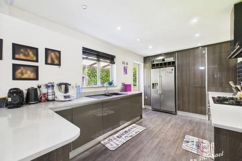 4 bedroom detached house for sale, Whitehead Way, Aylesbury