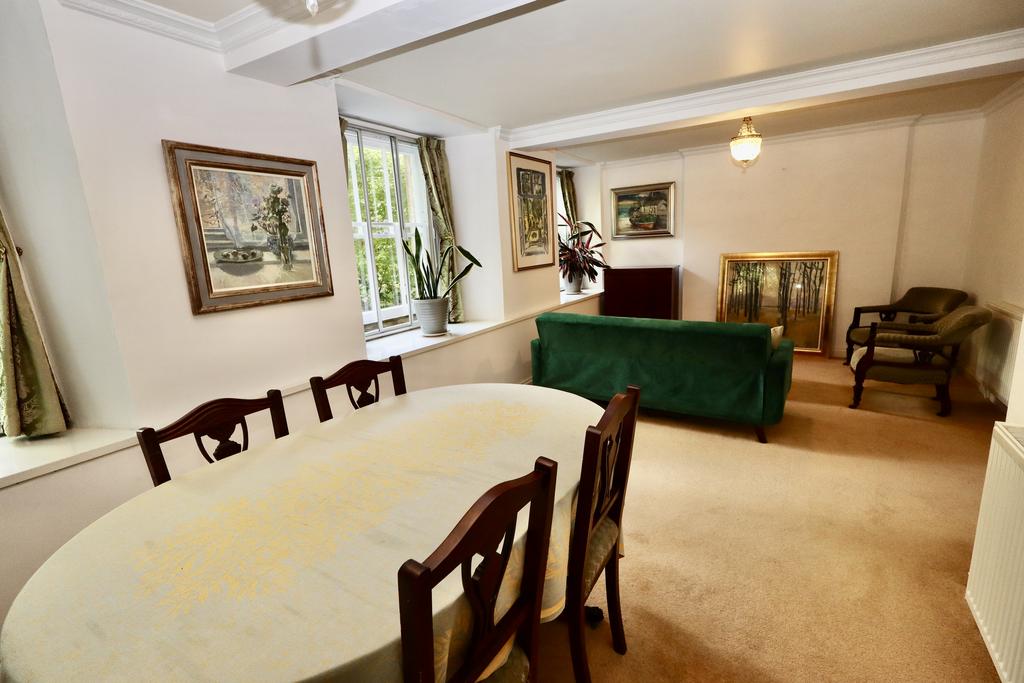 Sitting room diner