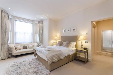 3 bedroom flat to rent, Redcliffe Square, Chelsea, London, SW10