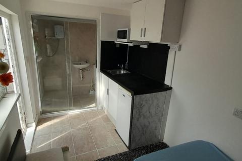 Studio to rent, Stanwell Road, Feltham TW14