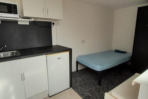 Studio to rent, Stanwell Road, Feltham TW14