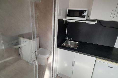 Studio to rent, Stanwell Road, Feltham TW14