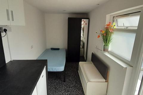 Studio to rent, Stanwell Road, Feltham TW14