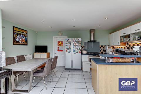 3 Wallace Way, Romford, RM1 4TG
