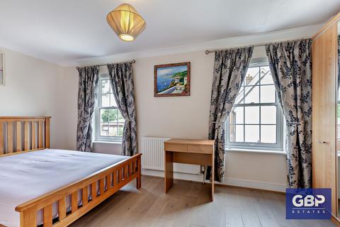 3 Wallace Way, Romford, RM1 4TG