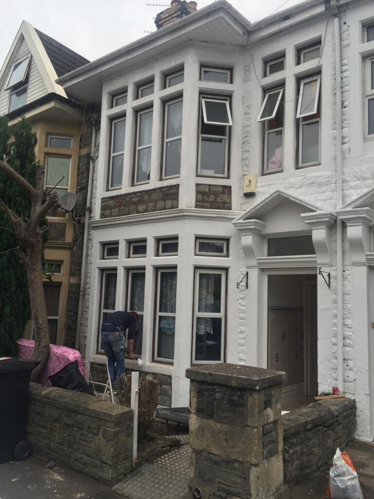 Charming front view of a traditional property w...