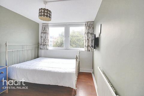 2 bedroom flat for sale, College Road, London