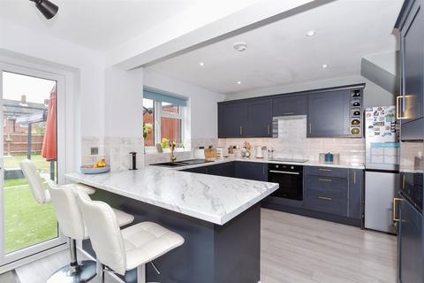 3 Elgar Close, Tonbridge, TN10 4EA