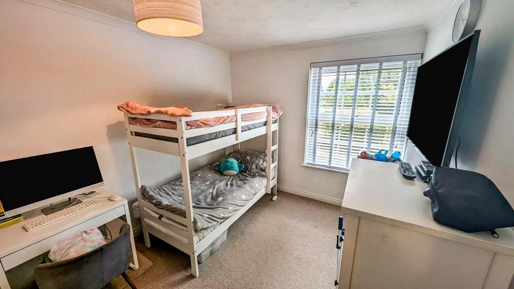 Flat 7 Rockwood House bed 2 b.jpg