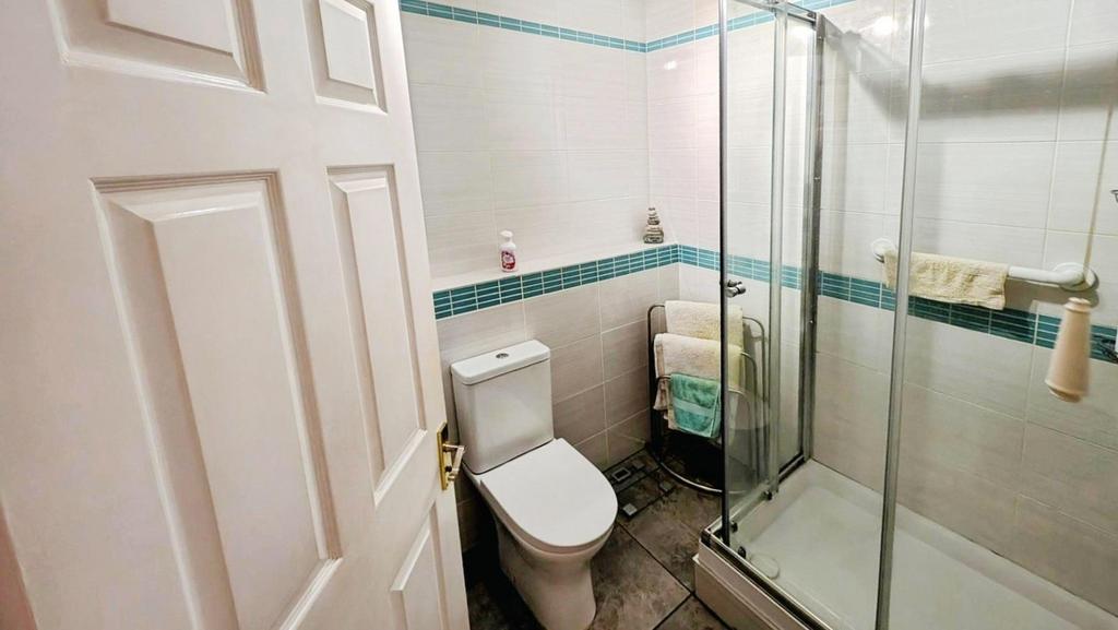 Flat 7 Rockwood House Shower room a.jpg