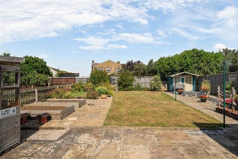 5 Avon Mead, Chippenham, SN15 3PP