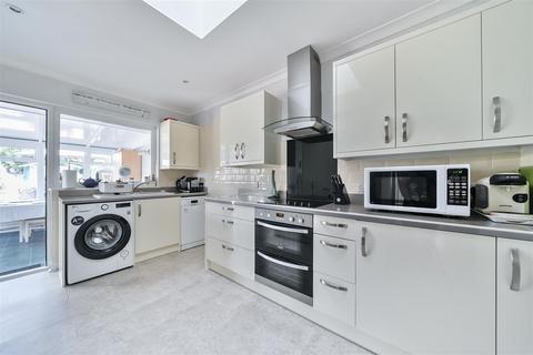 5 Avon Mead, Chippenham, SN15 3PP