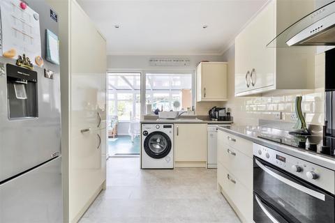 5 Avon Mead, Chippenham, SN15 3PP
