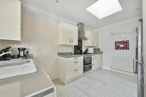 5 Avon Mead, Chippenham, SN15 3PP
