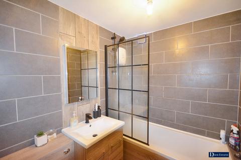 1 bedroom flat for sale, Naunton Way, Hornchurch, RM12