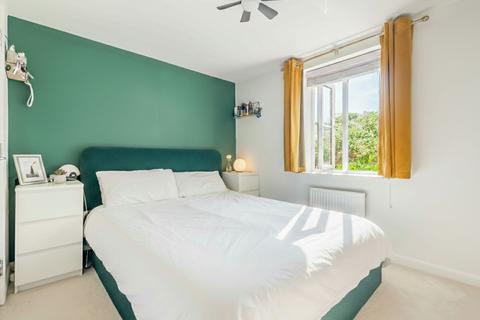 2 bedroom apartment for sale, Robins Path, Benfleet SS7