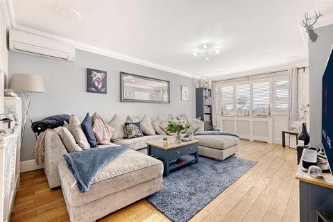 10 The Poplars, Abridge, Romford, RM4 1BB