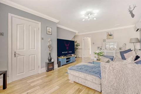 10 The Poplars, Abridge, Romford, RM4 1BB