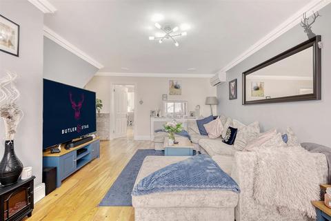10 The Poplars, Abridge, Romford, RM4 1BB