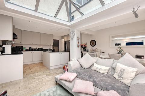 10 The Poplars, Abridge, Romford, RM4 1BB