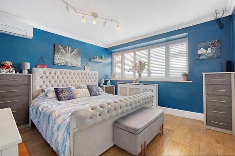 10 The Poplars, Abridge, Romford, RM4 1BB