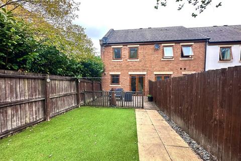 4 bedroom end of terrace house for sale, Greenlea Court, Huddersfield