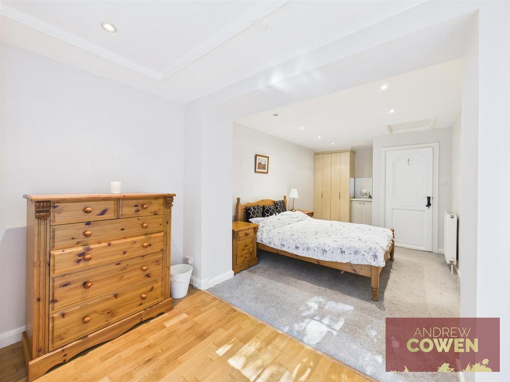 CAM05382 G0-PR0043-STILL028.jpg