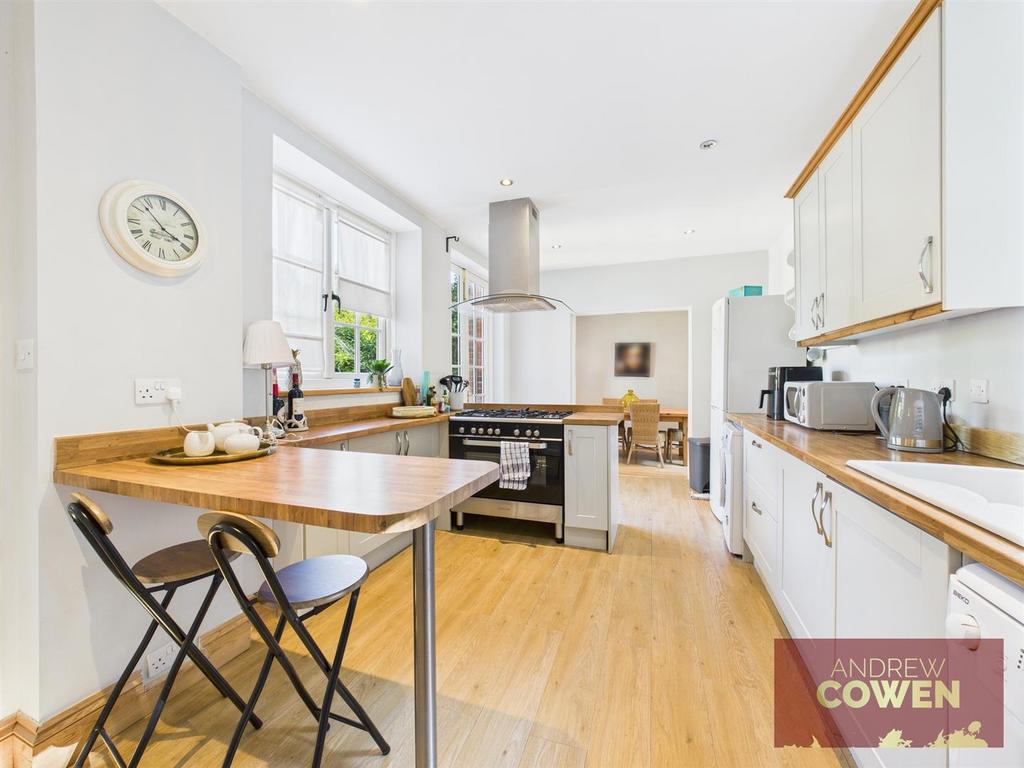 CAM05382 G0-PR0043-STILL001.jpg