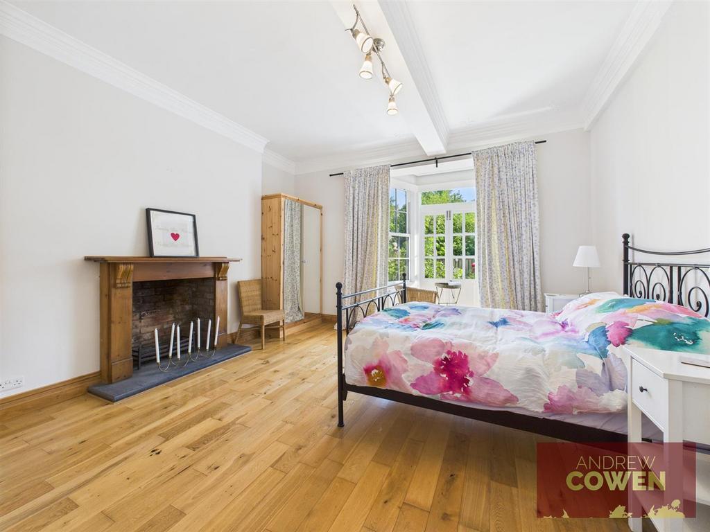 CAM05382 G0-PR0043-STILL040.jpg