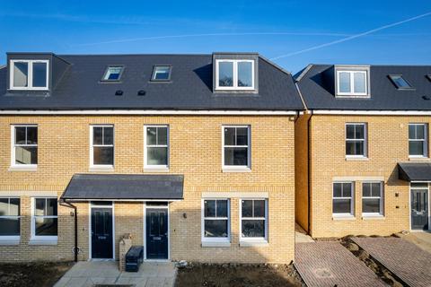 4 bedroom semi-detached house to rent, Greenway Drive, Shirley, CR0