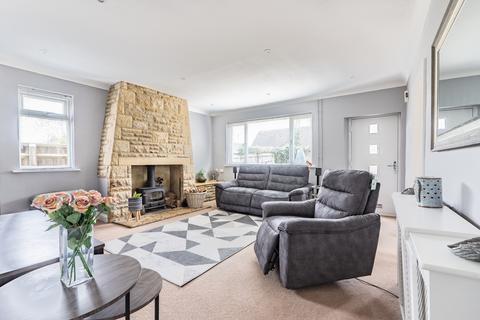 3 bedroom detached bungalow for sale, Lawton Avenue, Carterton, Oxfordshire, OX18