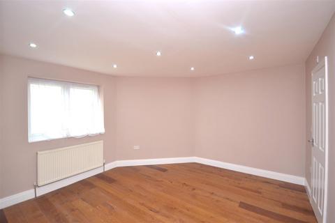 15 Fairview Close, London, E17 5HJ