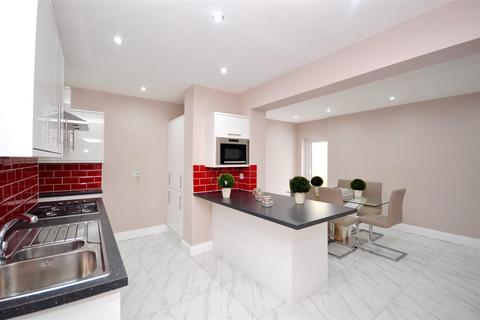 15 Fairview Close, London, E17 5HJ