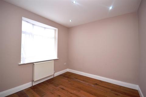 15 Fairview Close, London, E17 5HJ