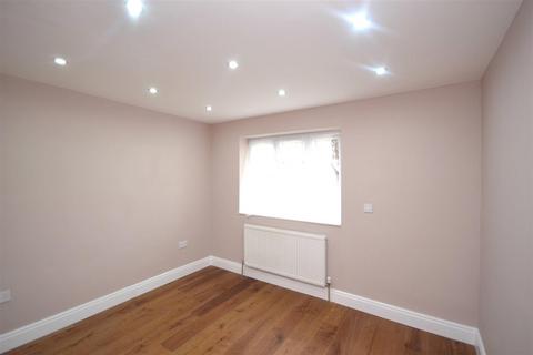 15 Fairview Close, London, E17 5HJ