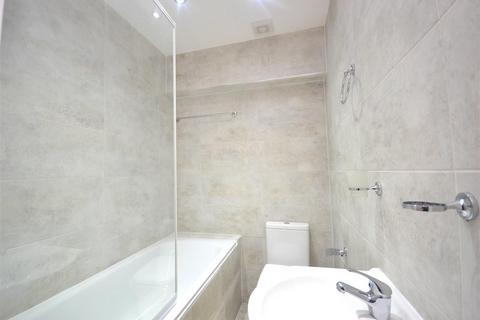 15 Fairview Close, London, E17 5HJ