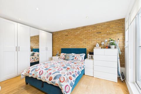 2 bedroom flat for sale, Hainault Road, Romford RM5