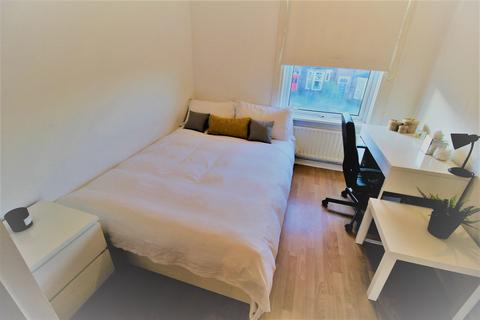3 bedroom flat to rent, Flat 1T, 13 Kelso Road, Leeds, LS2 9PR